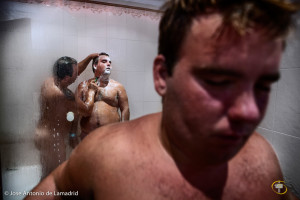 Jaime, father of triplets washes and shaves  Alejandro, After he washed his others sons. After three years they made the diagnosis of dismiss: not deaf, they have no genetic or neurological problems. "When you do not have any of these symptoms, have autism. 2012 Seville, Spain.    Jaime, padre de los trillizos lava y afeita a Alejandro, después de haber aseado a sus otros dos hijos. A los tres años les hacen el diagnóstico de los descartes: no son sordos; no tienen problemas neurológicos ni genéticos. "Cuando no tienen ninguno de esos síntomas, tienen autismo".  Sevilla, España 2012.