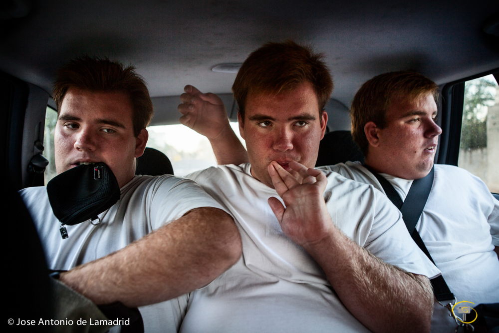 Jaime, Alejandro and Alvaro go to schools in their parents' car. When they were three years old they made the diagnosis of dismiss: not deaf, they have no genetic or neurological problems. "When you do not have any of these symptoms, you have autism.". Seville, Spain 2012. 

Jaime, Alejandro y Álvaro se dirigen a sus centros de estudios en el coche de sus padres. A los tres años les hacen el diagnóstico de los descartes: no son sordos; no tienen problemas neurológicos ni genéticos. "Cuando no tienen ninguno de esos síntomas, tienen autismo". Sevilla, España 2012.