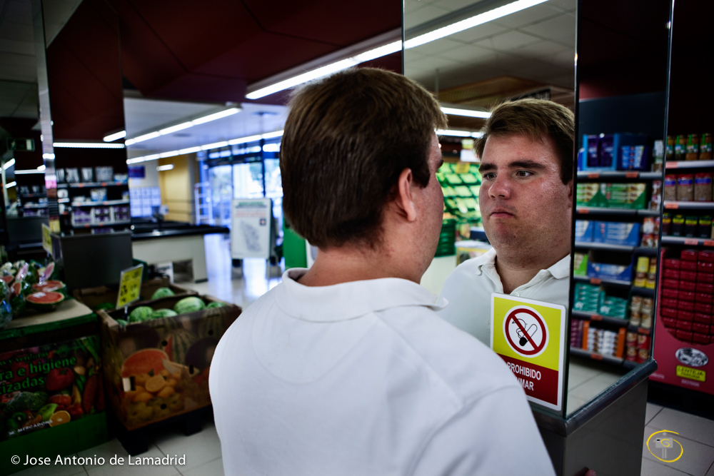 Alexander looks himself in the mirror of a supermarket. 2012 Seville, Spain 

Alejandro se mira en el  espejo de un supermercado. Sevilla, España 2012