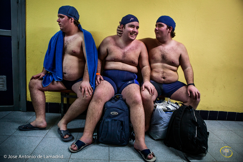 Alvaro, Jaime and Alexander  expect the swimming instructor. 2012 Seville, Spain 

 Alvaro, Alejandro y Jaime esperan a la monitora de piscina. Sevilla, España 2012