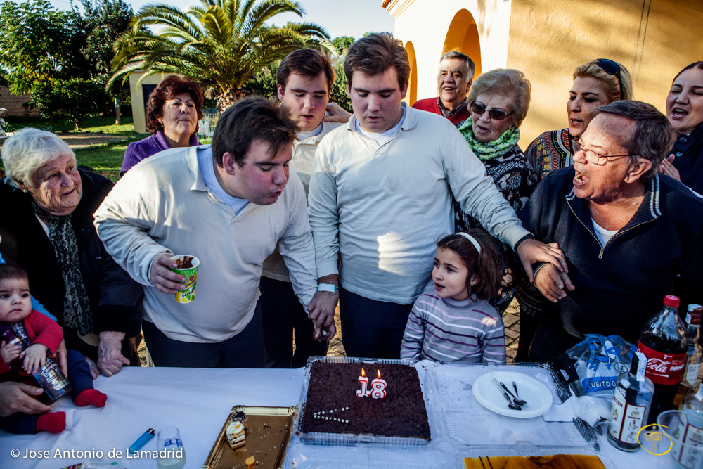 The triplets celebrate their 18th birthday in the presence of their family

Los trillizos celebran su 18 cumpleaños en presencia de sus familiares