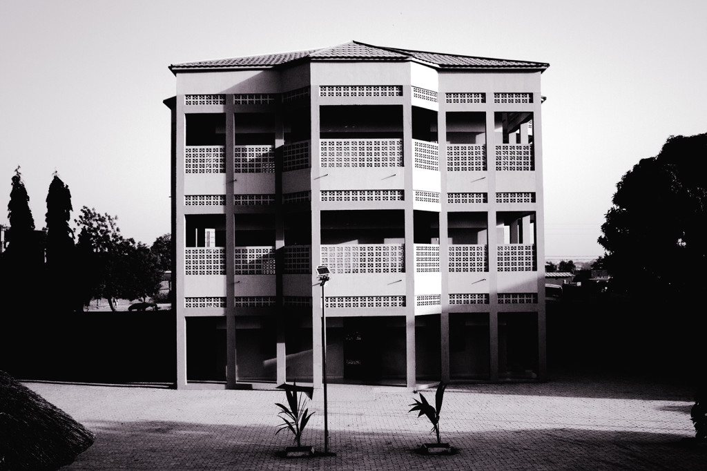 LAAFI ROOGO Ouagadougou, Burkina Faso La Foresteria Sanitaria da poco diventata centro di accoglienza Laafi Roogo in lingua mooré significa “Casa della pace”, edf è una struttura di accoglienza per i viaggiatori. In questi ultimi decenni, grazie anche all’attività promossa da associazioni come il Movimento Shalom Onlus, il Burkina Faso ed i paesi del Sahel sono divenuti meta di interesse turistico, dove vi è la possibilità di rendersi conto direttamente della condizione di ingiustizia e sofferenza nella quale vivono milioni di esseri umani. La realizzazione di questo centro si sposa perfettamente con lo scopo primario del Movimento Shalom Onlus e dei suoi partners: realizzare progetti che creino posti di lavoro per l’autosostentamento della persona, riconoscendo il lavoro come primo fondamento per una vita civile e dignitosa. Personale locale è stato formato nei settori dell’accoglienza, della ristorazione e dei servizi turistici e lavora oggi nella struttura stessa. Il centro comprende: • Un centro di accoglienza con 12 camere doppie con servizi igienici dotati di doccia in camera. • 2 pagode esterne. • La Spaghetteria con 60 coperti, che serve gli ospiti del centro di accoglienza, gli studenti dell’IPS e gli abitanti del quartiere. • Gli uffici del Movimento Shalom Burkina. • Un centro conferenze per 100 persone. • 2 pozzi per l’acqua potabile con cisterna d’acqua sopraelevata ad 11 mt per fornire l’acqua a tutto il centro. All’interno del centro sono presenti anche l’IPS (l’Università fondata dal Movimento Shalom), la Foresteria Sanitaria e un centro per disabili che accoglie 10 persone che possono realizzare oggetti di piccolo artigianato e venderli. La struttura è stata inaugurata nel 2007 e da allora è funzionante e accoglie viaggiatori di ogni nazionalità.