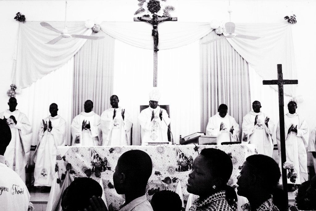 AUTORITÀ RELIGIOSE Dorì, Burkina Faso Santa Messa dell’Epifania Il Burkina Faso è un Paese fortemente e profondamente aperto alla spiritualità, tanto che Musulmani, Cristiani e Animisti hanno convissuto pacificamente per anni. La religione è una presenza molto avvertita da tutto il popolo e soltanto negli ultimi 5-10 anni, frange fondamentaliste si sono inserite nel Paese, creando serie difficoltà. Il Movimento Shalom Onlus, nella sua azione cerca sempre di favorire l'incontro e il dialogo interreligioso, collaborando e interloquendo con autorità religiose all'interno del Paese.