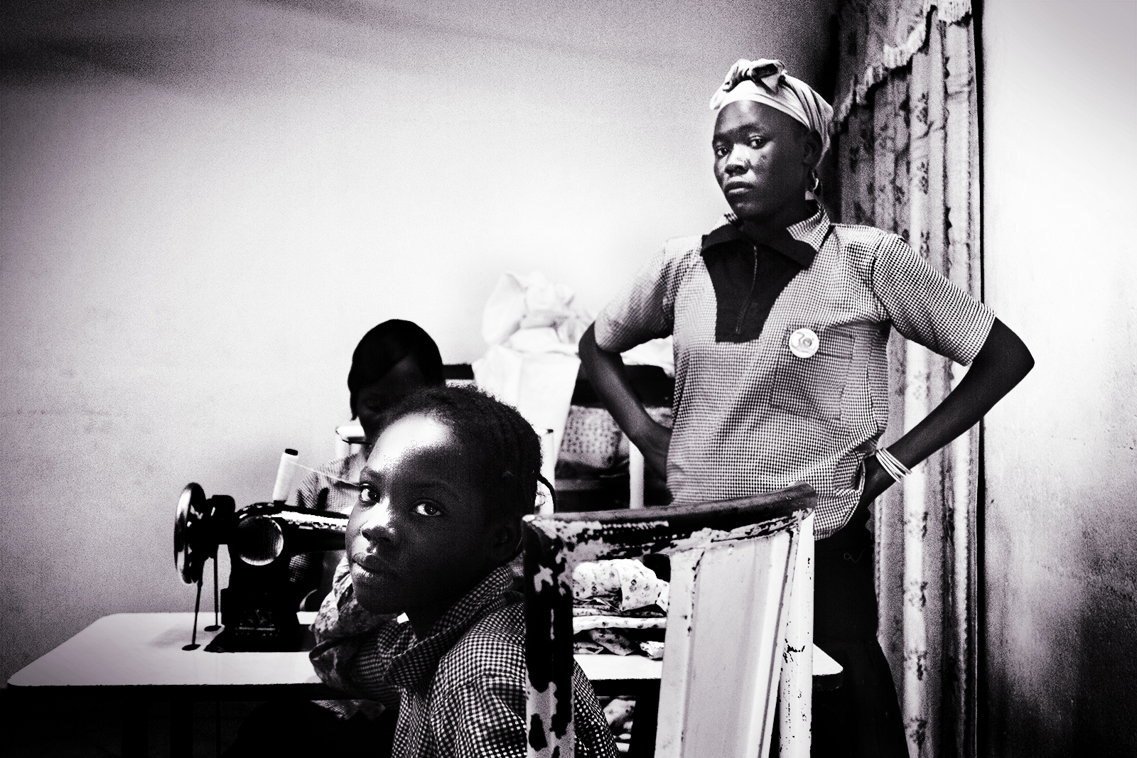 CASA FAMIGLIA
Ouagadougou, Burkina Faso
Studentesse della Casa Famiglia Shalom
In Burkina Faso è sempre più diffuso il fenomeno della migrazione dai villaggi nella speranza di migliorare la propria condizione di vita, aspettativa che spesso rimane delusa.
Ragazzi, spesso orfani ed abbandonati, lasciano i villaggi per venire in città o vengono abbandonati dalle famiglie che non riescono a soddisfare i loro bisogni. Si ritrovano così a vivere di espedienti per le strade di Ouagadougou, finendo in molti casi vittime di abusi.
Il Movimento Shalom Onlus e Italsilva – azienda produttrice del marchio Spuma di Sciampagna, che festeggia così il suo primo secolo di vita – ha realizzato questa Casa Famiglia che accoglie ogni anno 40 minori, individuati insieme ai Servizi Sociali, che oltre a venire seguiti dal punto di vista alimentare e scolastico, ricevono una formazione professionale.
Nel centro sono infatti presenti un laboratorio di sartoria, un calzaturificio, un laboratorio per fare il sapone e un panificio. Le attività produttive, oltre ad essere opportunità di formazione ed avviamento al lavoro, contribuiscono a sostenere l’intera struttura grazie alla vendita dei prodotti realizzati.