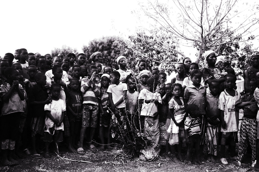 MICROCREDITO Persone locali durante l’accoglienza della Burkina Faso delegazione Italiana Shalom, nei pressi di un villaggio È il sistema creditizio delle banche dei poveri. L’obiettivo del progetto è quello di erogare micro prestiti ai più poveri, a coloro ai quali nessuna banca darà mai un finanziamento. I destinatari devono dimostrare di svolgere o di avviare un'attività nell’agricoltura, nell’allevamento o nell’artigianato, così in grado di autoprodurre nel tempo dei profitti con i quali sostenere non solo le proprie famiglie, ma anche di accantonare piccoli risparmi, acquistare una piccola quota della società e necessariamente rimborsare il denaro avuto in prestito. Il debito viene regolarmente restituito nel 99% dei casi e crea per i poveri una grande opportunità per uscire dall’umiliazione e dell’esclusione, acquisire dignità e autostima.