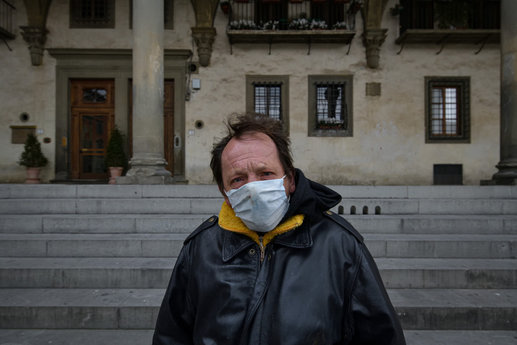 Luigi, 59 anni, noto come Mastrogigi  un artista di strada che da oltre 15 anni si esibisce in Firenze, come statua vivente, tra Piazza della Repubblica e la Galleria degli Uffizi. Originario si S. Margherita Ligure adesso vive in un albergo popolare cittadino. Riceve il reddito di cittadinanza. Tutti i giorni va alla Caritas di SS. Annunziata per mangiare.